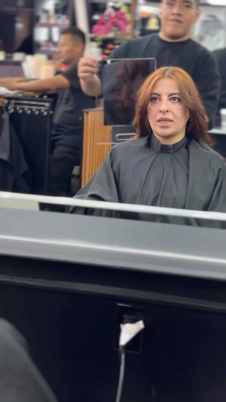 Clienta lista para su cambio de look