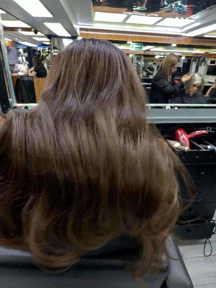 Ondas en castaño con iluminación