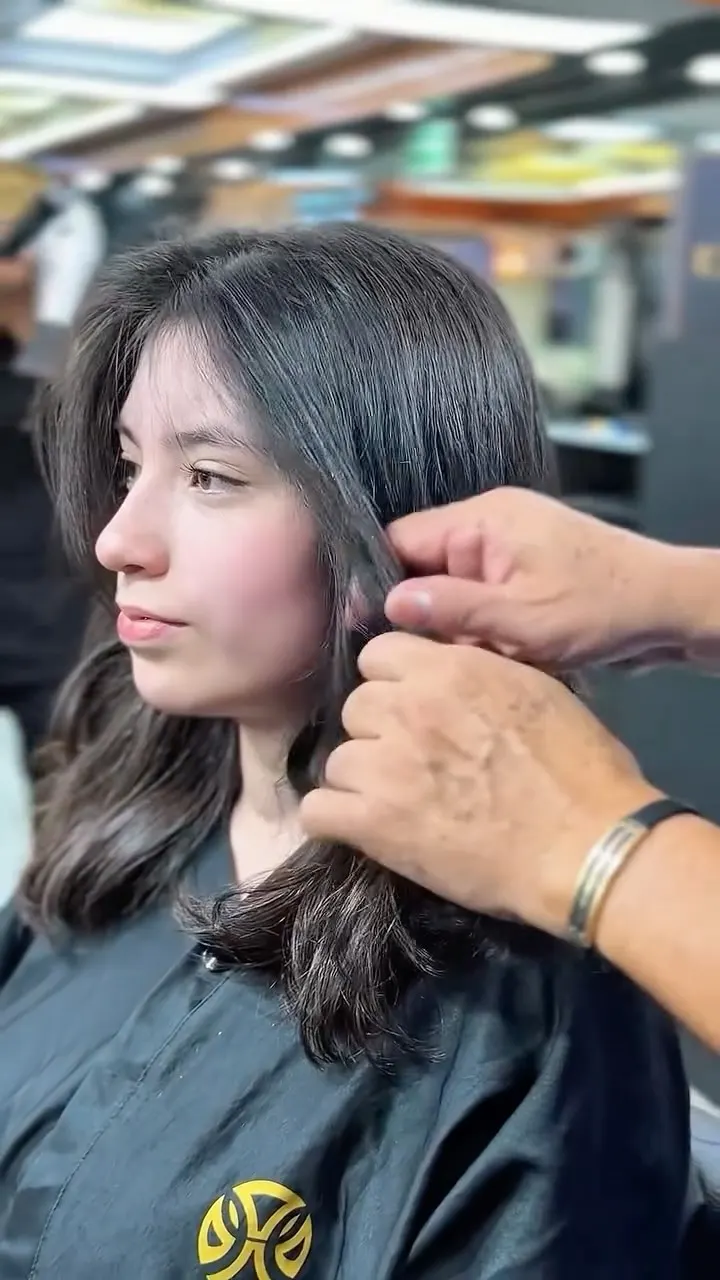 Estilista trabajando un corte