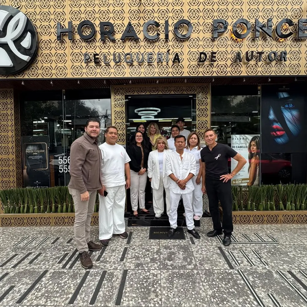 Equipo del salón frente a la entrada