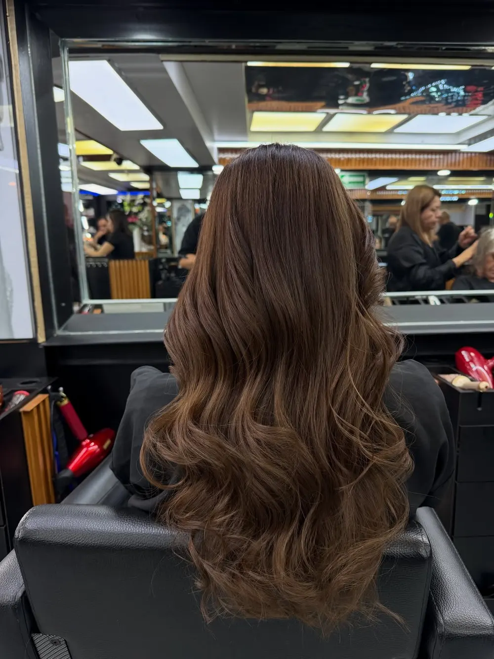 Cabello castaño con ondas suaves en el salón