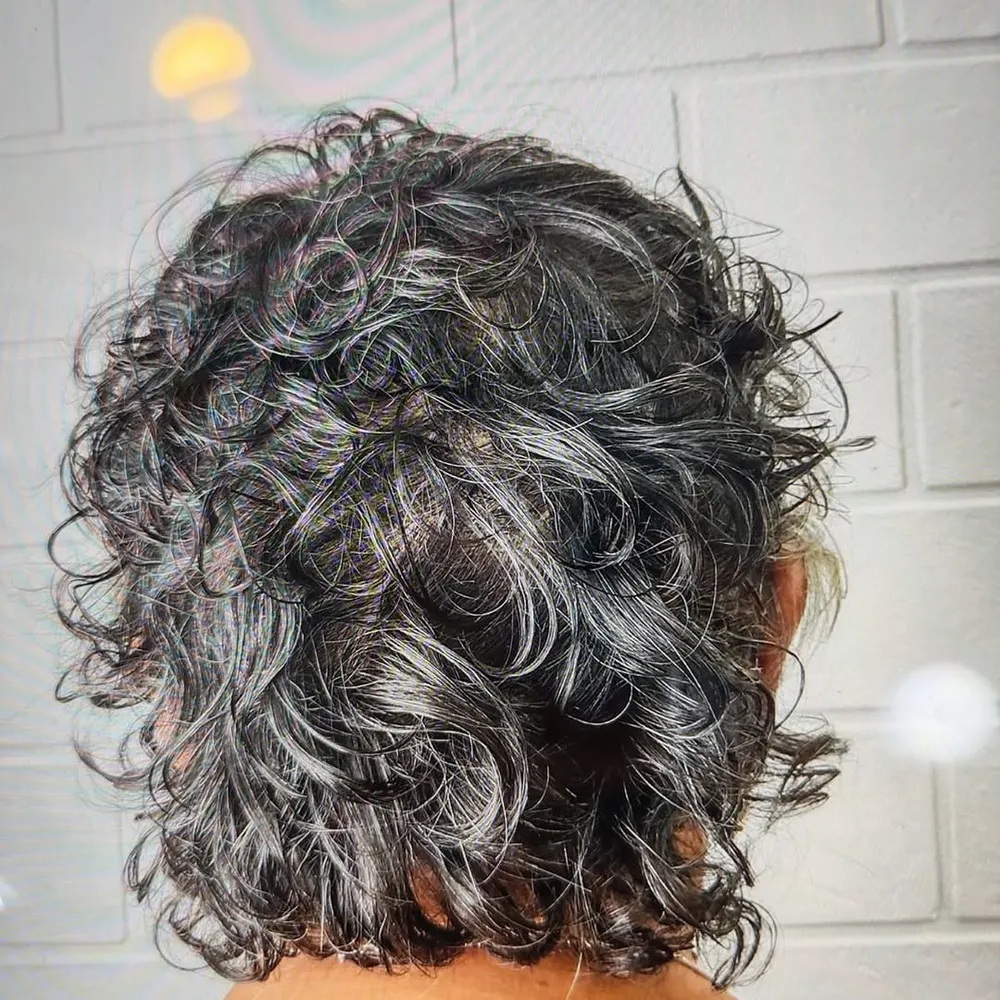 Rizos definidos en cabello canoso